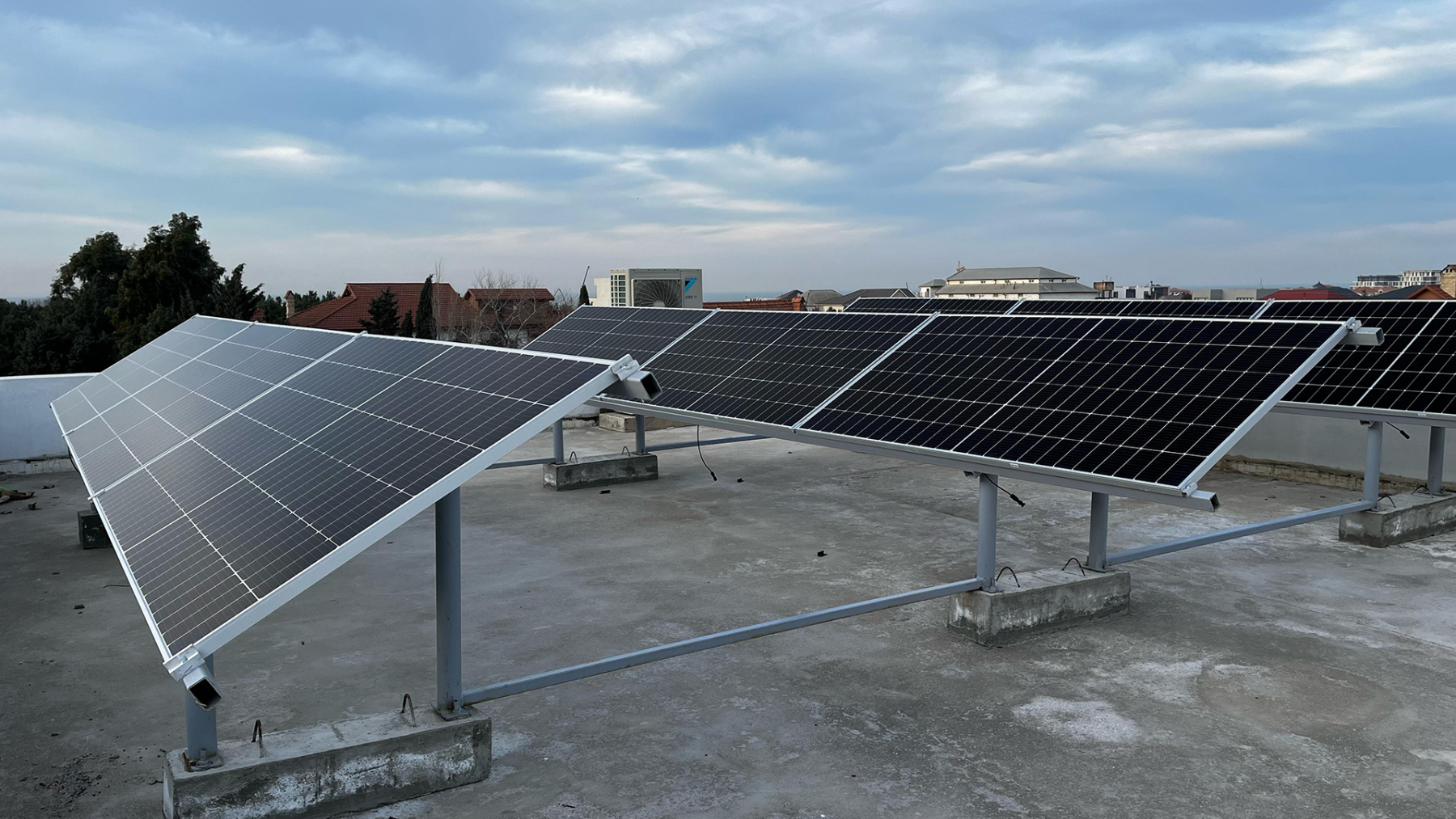 Helind Enerji tərəfindən Lehic Bağlarında quraşdırılmış 10.5kW günəş paneli sistemi 